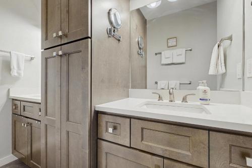 ein Badezimmer mit Waschbecken und Spiegel in der Unterkunft King Mountain Retreat in Clayton