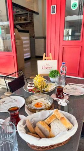una mesa con platos de comida y pan. en Elegance House Hotel, en Estambul