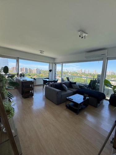 ein Wohnzimmer mit Sofas und Blick auf die Stadt in der Unterkunft 2 ambientes con Amenities y Vista al Río in Vicente López