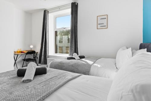 Postel nebo postele na pokoji v ubytování Spacious 3B Home, ideal for contractors & family!