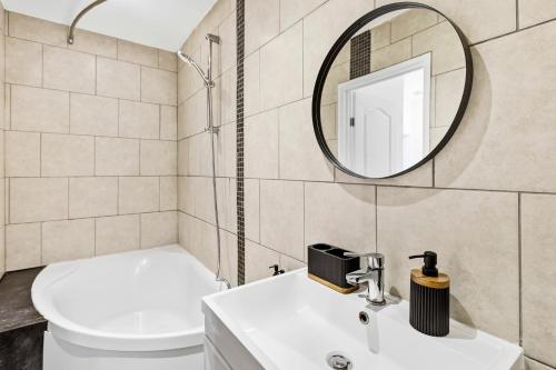 Koupelna v ubytování Spacious 3B Home, ideal for contractors & family!