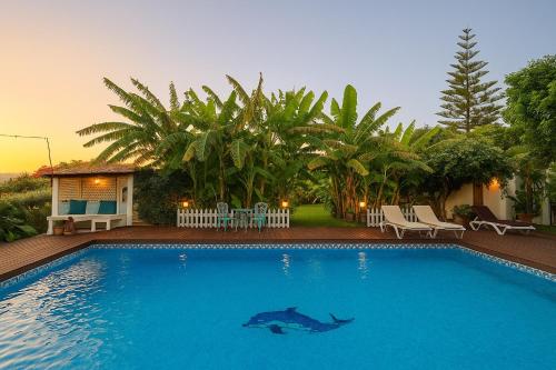 ein Swimmingpool vor einem Haus mit einem Delphin im Wasser in der Unterkunft Hotel Altea Paradise 1917 - Adults Only in Altea