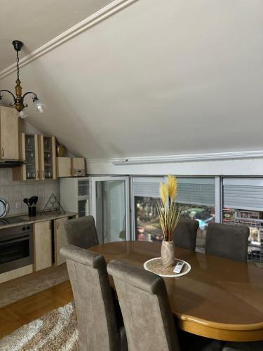洛兹尼察Apartman Loznica Centar的厨房兼餐厅，配有桌椅
