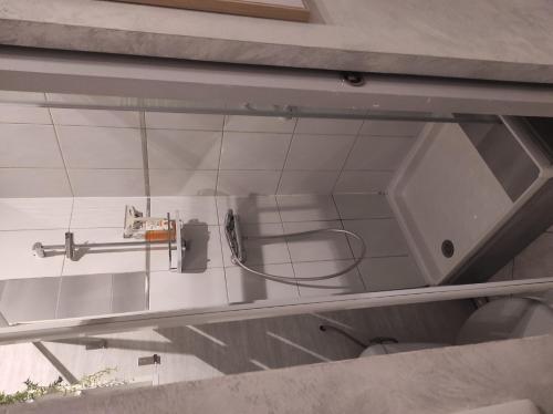 mit Blick auf ein Bad mit Waschbecken in der Unterkunft Chambres d'hôtes - Les Orchidées in Perpignan