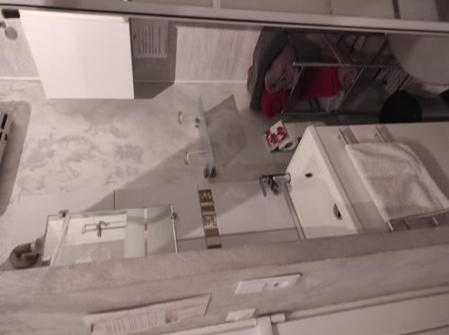 佩皮尼昂Chambres d'hôtes - Les Orchidées的享有厨房的顶部景致,厨房配有白色橱柜