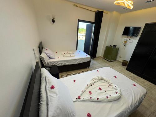 Postel nebo postele na pokoji v ubytování Summer Land Hotel