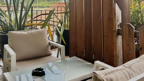 een tafel, een stoel en een kussen op een veranda bij Locanda Arizona in Bardolino