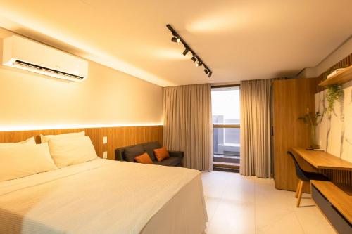 ein Schlafzimmer mit einem Bett und einem Stuhl und einem Fenster in der Unterkunft Unity #122 - Apartamento por Carpediem in Penha