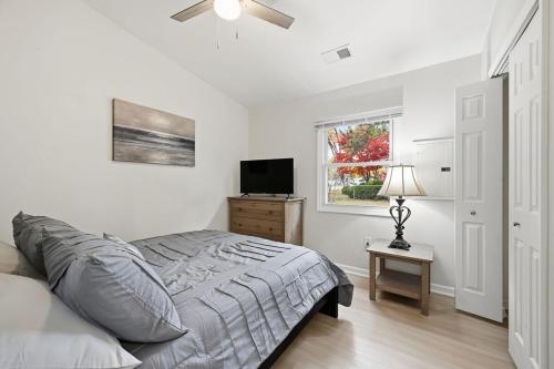 Giường trong phòng chung tại New Lakefront Getaway Private Hot Tub Min to DMC