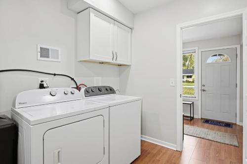 Nhà bếp/bếp nhỏ tại New Lakefront Getaway Private Hot Tub Min to DMC