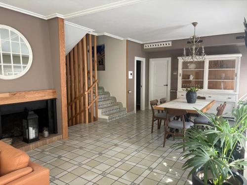 Casa Entremuseos في سمورة: غرفة معيشة مع طاولة ومدفأة