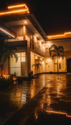 MeulabohNADA Homestay的夜间大楼前的一个空停车位