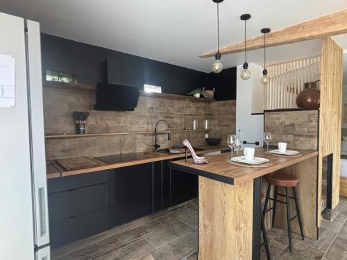 Kuchyň nebo kuchyňský kout v ubytování Le Cèdre Bleu