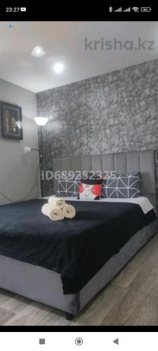 - une chambre avec un lit king-size et des serviettes dans l'établissement квартира Центр, à Semey