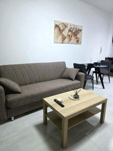 5mins from the beach,10mins from LC airport Aurelia Suite