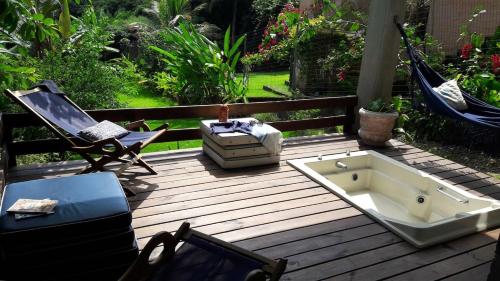 Aed väljaspool majutusasutust Suíte no Jardim, varanda com hidro, praia do Engenho d água Ilhabela