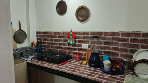 a kitchen counter with a brick wall and a blender at Aparta estudio Fantástico in Bucaramanga