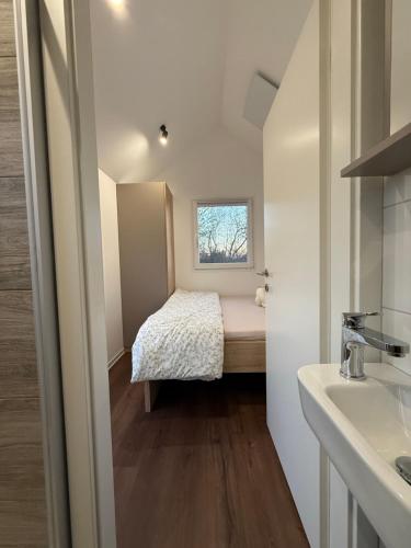 Postel nebo postele na pokoji v ubytování Tiny House im Schwarzwald-Natur, Ruhe & Erholung