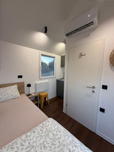 Postel nebo postele na pokoji v ubytování Tiny House im Schwarzwald-Natur, Ruhe & Erholung