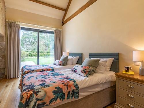 Postel nebo postele na pokoji v ubytování 4 Bed in Melbury Abbas 48814