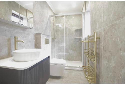 ein Badezimmer mit Waschbecken, Toilette und Dusche in der Unterkunft Luxurious Bedroom and Living room in a House in Romford
