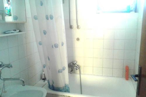 uma casa de banho com um chuveiro, um WC e um lavatório. em Guest house Perfect Location em Bol