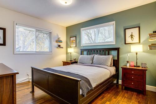 Ένα ή περισσότερα κρεβάτια σε δωμάτιο στο Easy I-25 Access! Vibrant North Denver Home