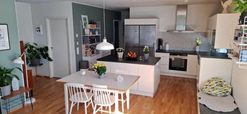 Kuchyň nebo kuchyňský kout v ubytování Villa near the sea in a scenic area in Mariehamn