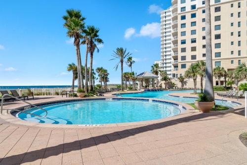 una piscina con palme e un edificio di Indigo East Unit 1703E a Perdido Key