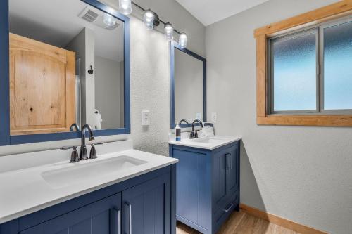 ein Badezimmer mit zwei Waschbecken und einem Spiegel in der Unterkunft Diamond in Deschutes River Woods
