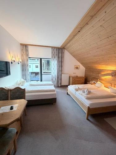 Una cama o camas en una habitación de Hotel Gruberhof Innsbruck Igls B&B