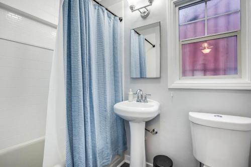 Et badeværelse på Remodeled 1BD 1920s Craftsman 1666