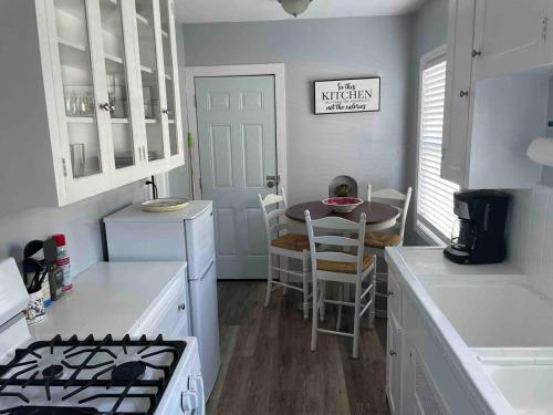 Køkken eller tekøkken på Remodeled 1BD 1920s Craftsman 1666