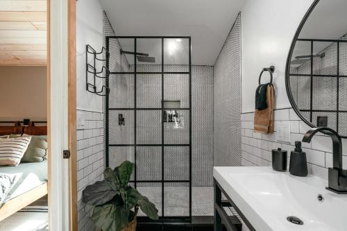 Et badeværelse på Mural Art Cabin With Pond And Hot Tub