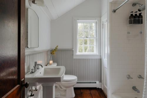 Koupelna v ubytování Waterfront 1900s Hot Tub Eldred Homestead