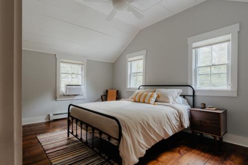 Postel nebo postele na pokoji v ubytování Waterfront 1900s Hot Tub Eldred Homestead