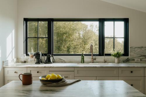 eine Küche mit einer Spüle und einer Obstschale auf einem Tisch in der Unterkunft Onyx Ridge Breathtaking Views 14 Acres in Jeffersonville