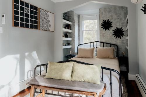 Giường trong phòng chung tại Rivers Ledge Cabin With Sauna And Hot Tub