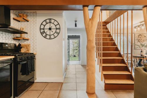 Nhà bếp/bếp nhỏ tại Rivers Ledge Cabin With Sauna And Hot Tub