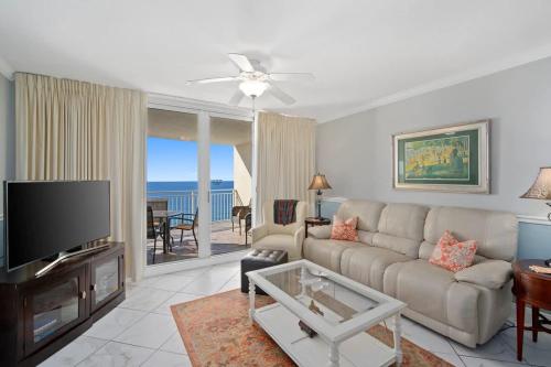 TV a/nebo společenská místnost v ubytování Emerald Beach 2325