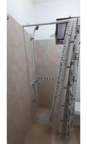 サント・トメにあるDepartamento Interno 1のバスルーム(シャワー、シャワーカーテン付)が備わります。