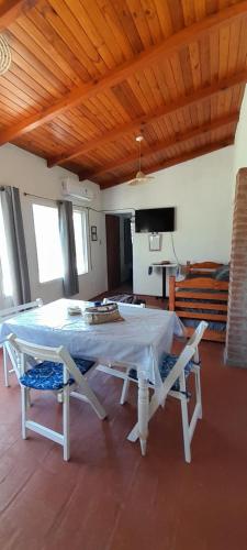a white table and two chairs in a room at Departamento Interno 1 in Santo Tomé