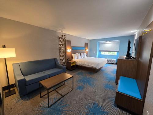 Ένα ή περισσότερα κρεβάτια σε δωμάτιο στο Days Inn & Suites by Wyndham Brandon Amphitheater