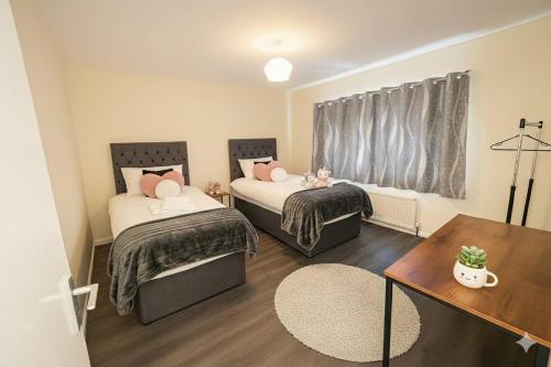 En eller flere senge i et værelse på Spacious 4 Bed Contractor House Free Parking