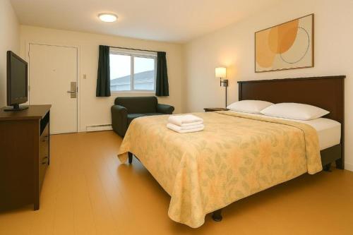 Una cama o camas en una habitación de Midtown Premium