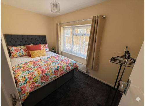 En eller flere senge i et værelse på Spacious 4 Bed Contractor House Free Parking