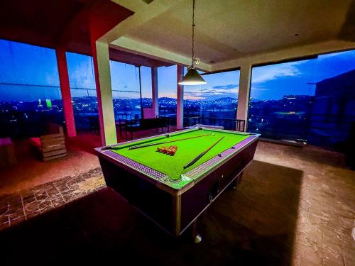 Biliár nebo kulečník v ubytování Lakeview Suites by SYLV ESTATE