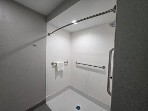 Ένα μπάνιο στο Days Inn & Suites by Wyndham Brandon Amphitheater