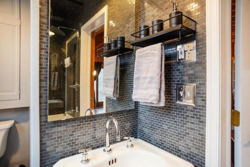 Ένα μπάνιο στο Breathtaking River Views The Hawks Nest Cabin