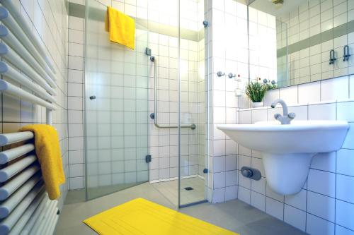 ヴェルスにあるHealth Vital Comfort Guestroomsのバスルーム(洗面台、ガラス張りのシャワー付)